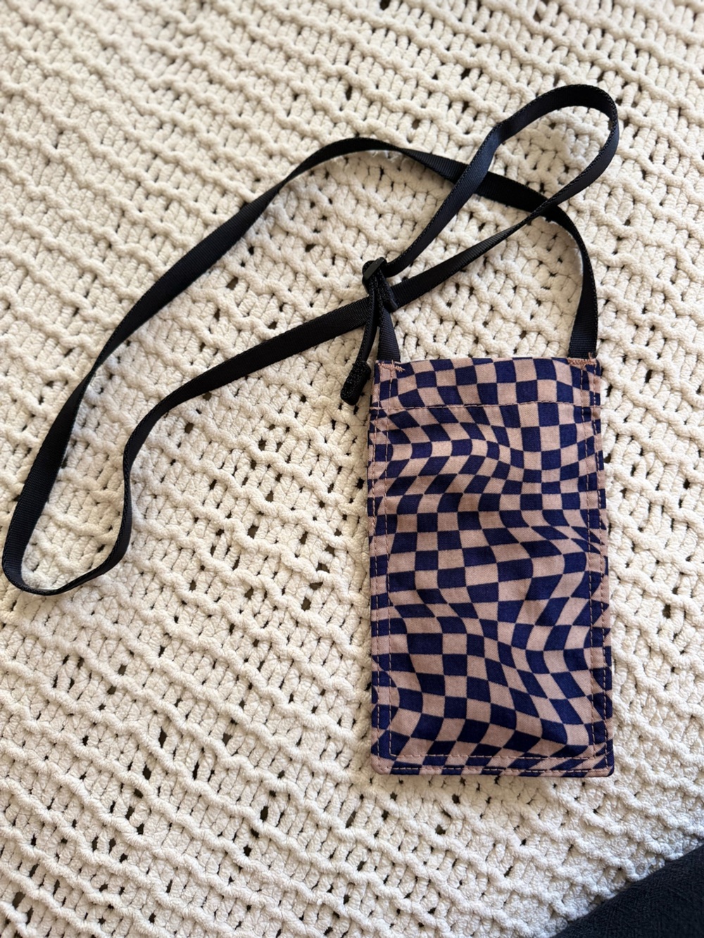 BAGGU Indigo Trippy Checker Phone Sling - Picture 2 of 2
